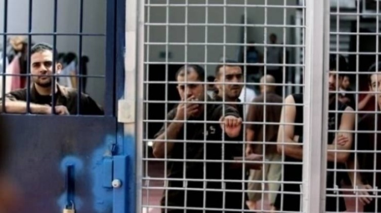 صحيفة: الفصائل الفلسطينية عقدت عدّة اجتماعات تمهيداً لإطلاق حراك مساند للأسرى