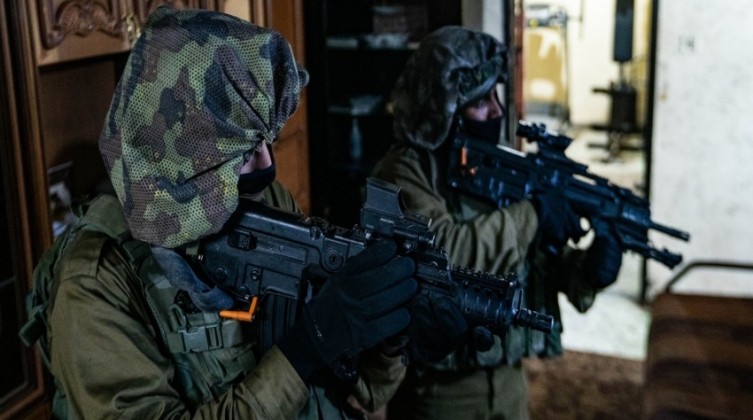 الجيش الإسرائيلي يعتقل 14 فلسطينيا في أنحاء متفرقة بالضفة