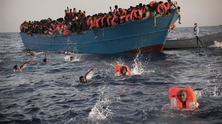 مصرع وفقدان 15 مهاجرا في غرق مركب قبالة السواحل التونسية