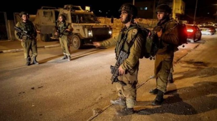 حملة اعتقالات في الضفة بينهم قيادي في حماس