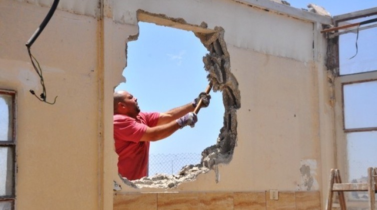 الاحتلال يجبر مقدسياً على هدم منزله بحجة عدم الترخيص