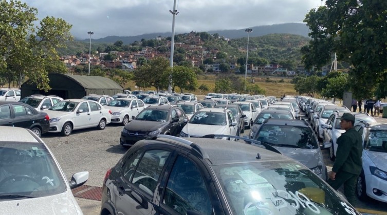 فنزويلا تتسلم شحنة سيارات إيرانية الصنع