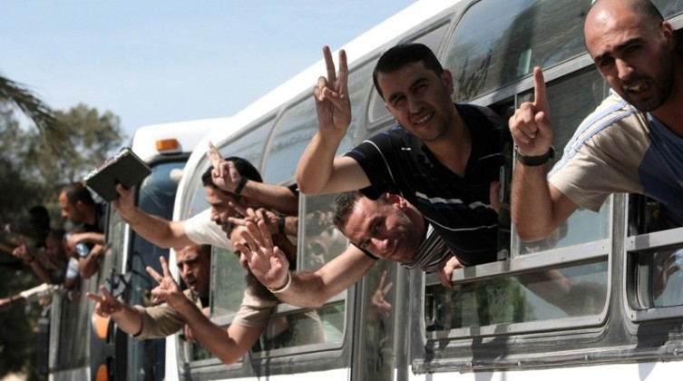 "قناة عبرية" تتحدث عن الاتصالات مع حماس للتوصل لصفقة تبادل أسرى