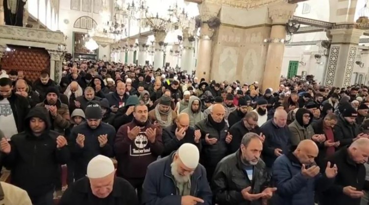 بالصور: إحياء الفجر العظيم في رحاب المسجد الأقصى المبارك