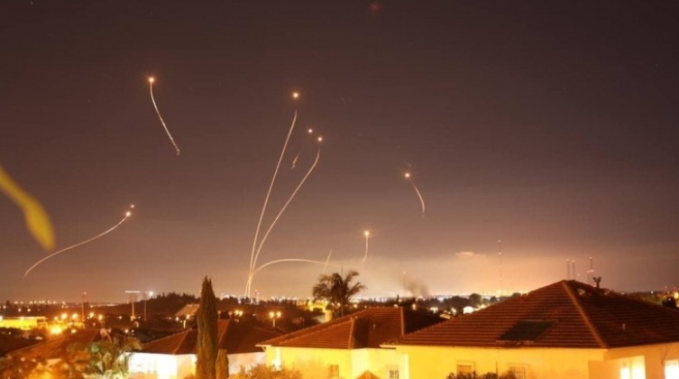 بالفيديو: المقاومة الفلسطينية بغزة تطلق صاروخين تجاه عسقلان