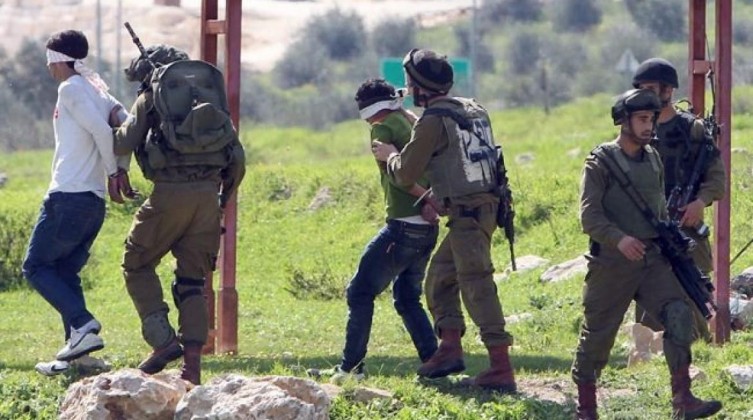 قوات الاحتلال تعتقل 5 فلسطينيين من القدس والضفة الغربية