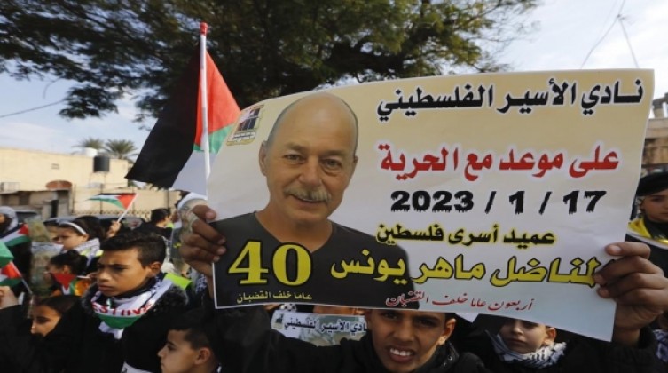 ادارة سجن النقب تخرج الأسير ماهر يونس وتحرمه من وداع رفاقه