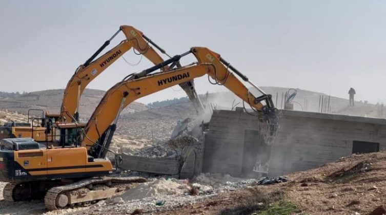 بالفيديو: الاحتلال يهدم منزلاً قيد الإنشاء في الخليل