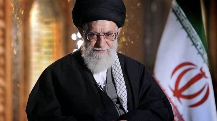 إيران تقرر اغلاق معهدًا فرنسيًا بعد نشر مجلة رسوما "مهينة" لـ"خامنئي"