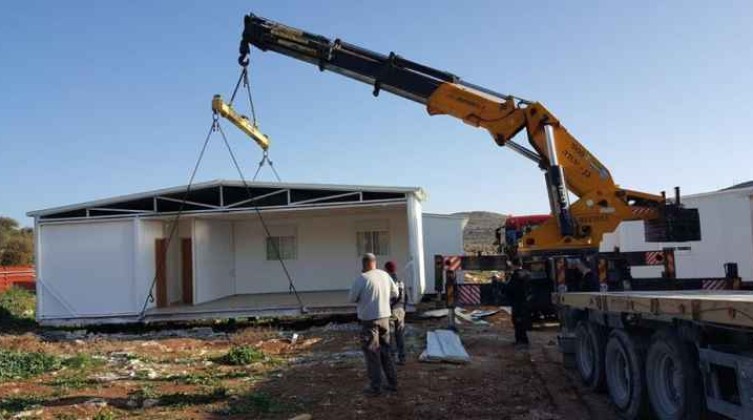 مستوطنون ينصبون "كرفانا" في بيت لحم