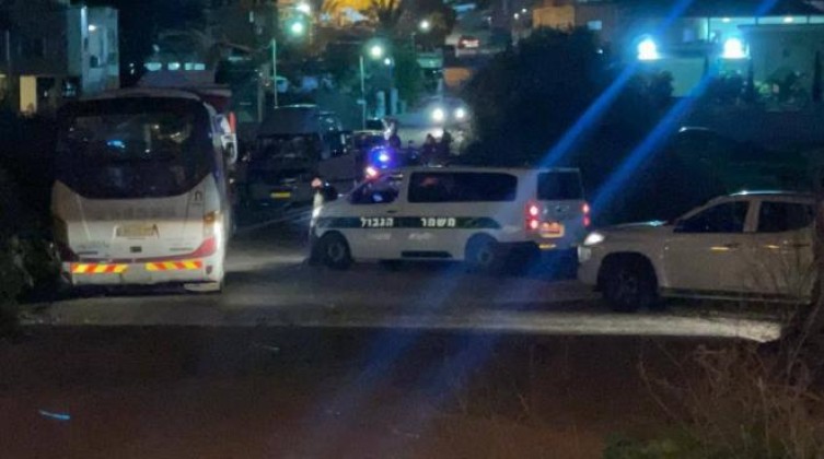 الاحتلال يعتدى على حافلة تقل وفد من القدس لتهنئة ماهر يونس
