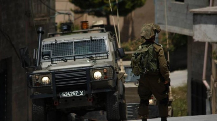 حملة اعتقالات واسعة في مناطق متفرقة بالضفة