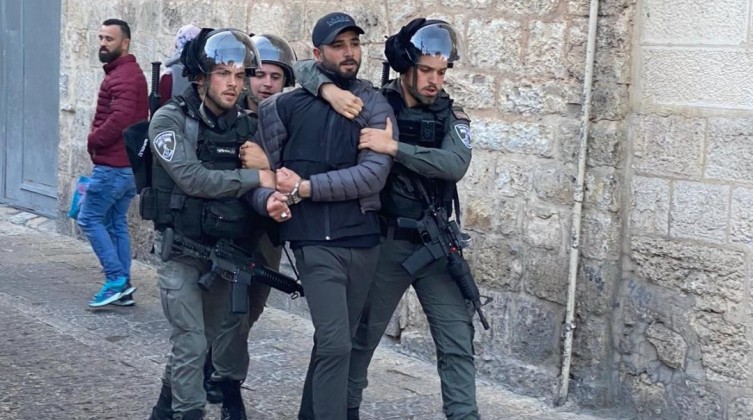 الاحتلال يعتقل شابين عقب الاعتداء عليهم في القدس