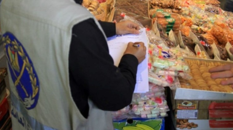 المباحث العامة بغزة تضبط 31 طنًا من مواد تنظيف مخالفة