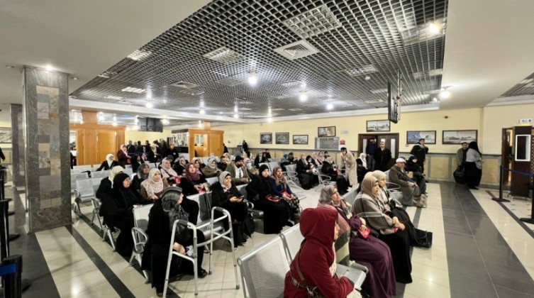 بالصور: مغادرة فوج جديد من معتمرين غزة نحو السعودية