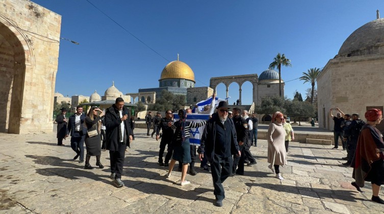 بالفيديو والصور: مستوطنون يقتحمون "الأقصى" ويرفعون العلم الإسرائيلي في باحاته !