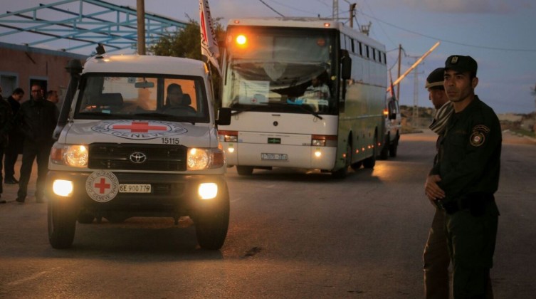 أهالي أسرى غزة يتوجهون لزيارة أبناءهم في سجن "بئر السبع"