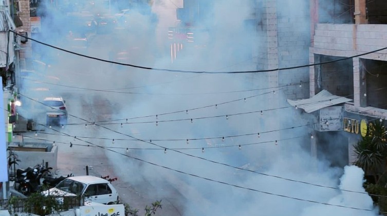 إصابات بالاختناق خلال اقتحام قوات الاحتلال مخيم شعفاط بالقدس