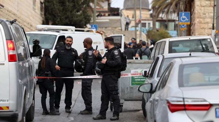 محدث بالفيديو والصور: إصابة مستوطنين بعملية إطلاق نار في القدس