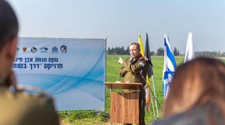 صحيفة: إسرائيل تبدا ببناء جدار ضخم في غلاف غزة