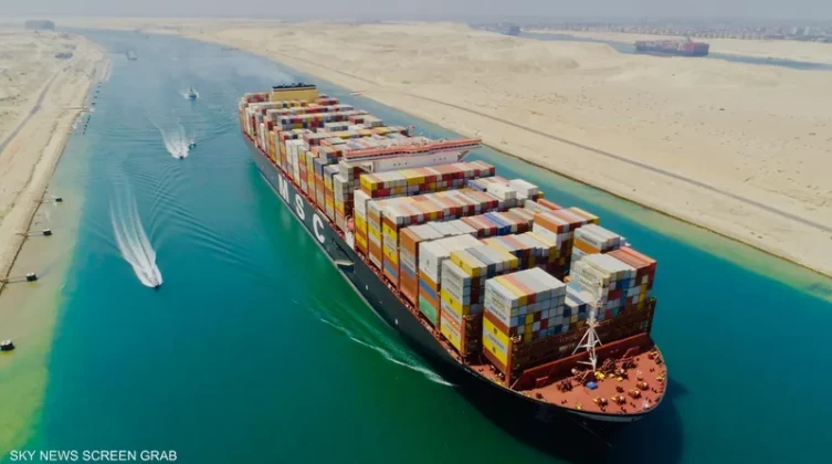 انتظام حركة الملاحة في قناة السويس بعد عطل سفينة