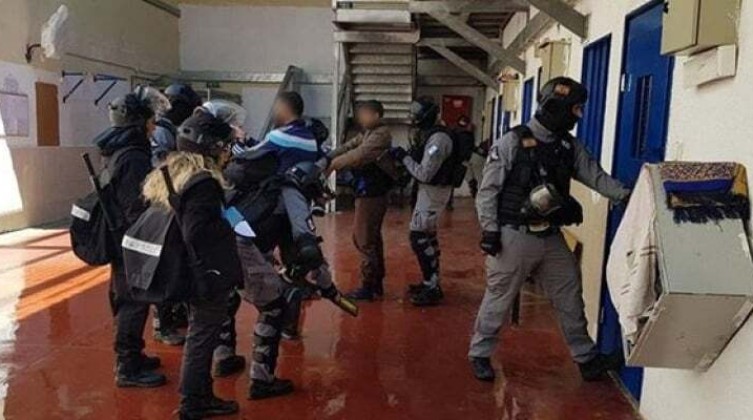 الاحتلال يخرب مقتنيات الأسرى اللذين جرى نقلهم من ريمون إلى جلبوع