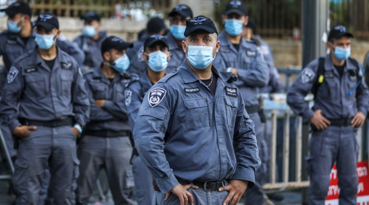 الاحتلال يقتحم منزل المحرر كريم يونس ويقتاد زوجة شقيقه للتحقيق