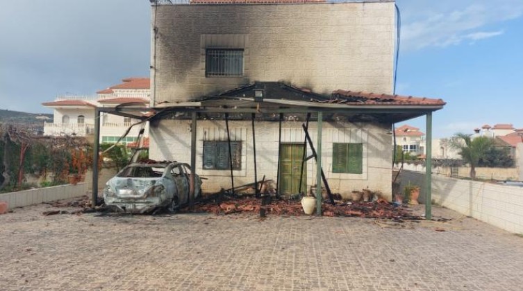 مستوطنون يشعلون النار بمنزل شمال رام الله