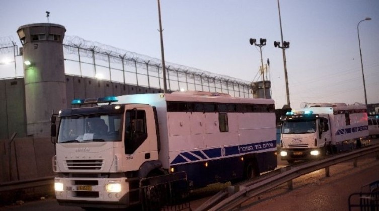 إدارة سجون الاحتلال تنقل أسرى قسم 3 في هداريم إلى نفحة