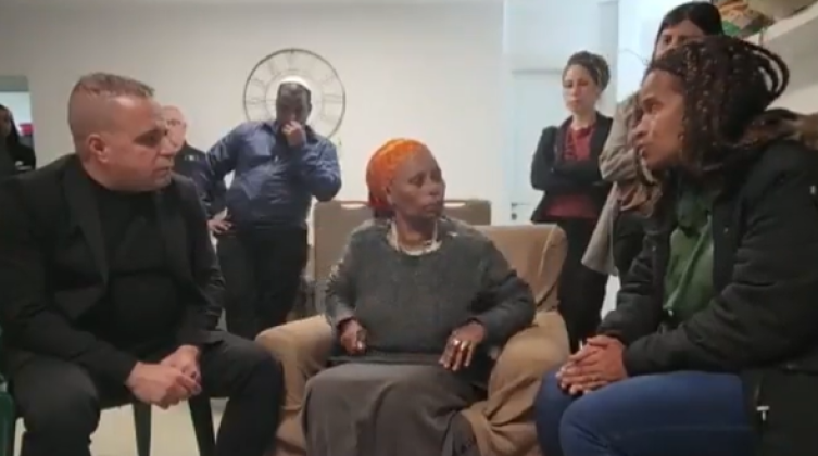 مسؤول إسرائيلي يلتقي والدة الجندي الإسرائيلي منغستو