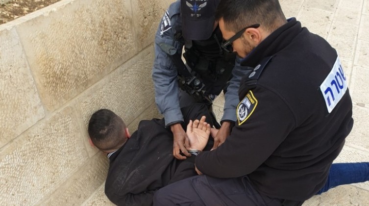 قوات الاحتلال تعتقل فلسطينيا بعد الاعتداء عليه في القدس