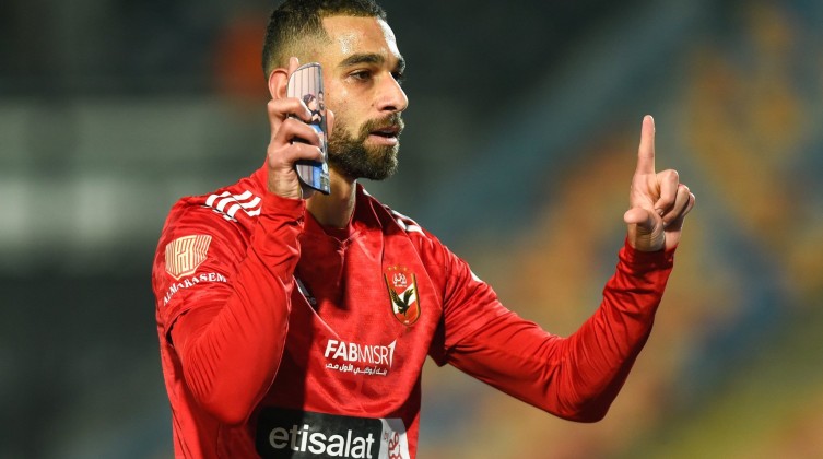 بالفيديو: الأهلي ينفرد بصدارة الدوري المصري بثلاثية أمام بيراميدز
