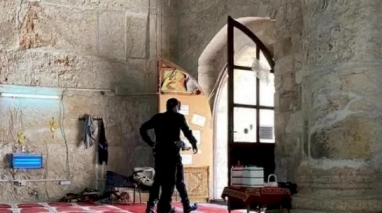 بالفيديو: قوات الاحتلال تقتحم مصلى قبة الصخرة بالمسجد الأقصى