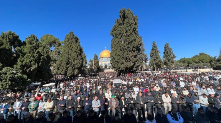 75 ألف مصلٍ أدوا صلاة الجمعة في "الأقصى"