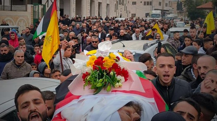 بالفيديو: تشييع الشهيد محمد عمرو في مدينة الخليل