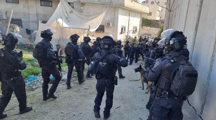 قوات الاحتلال تقتحم منزل الشهيد عدي التميمي تمهيداً لهدمه