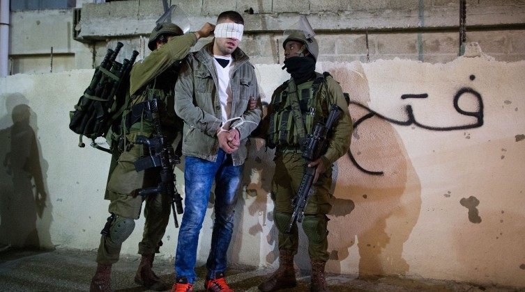 الاحتلال يشن حملة مداهمات واعتقالات في القدس والخليل