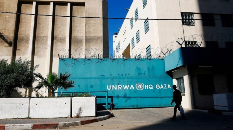“أونروا” تُصدر إعلاناً مهماً للاجئين حول آلية تلقي العلاج