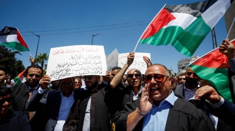 نقابة المحامين تعلن تعليق العمل الشامل غداً الثلاثاء أمام المحاكم