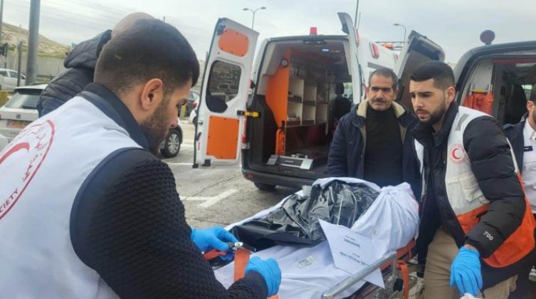 سلطات الاحتلال تعيد جثماني الشهيدين محمد عمرو وأشرف هلسة