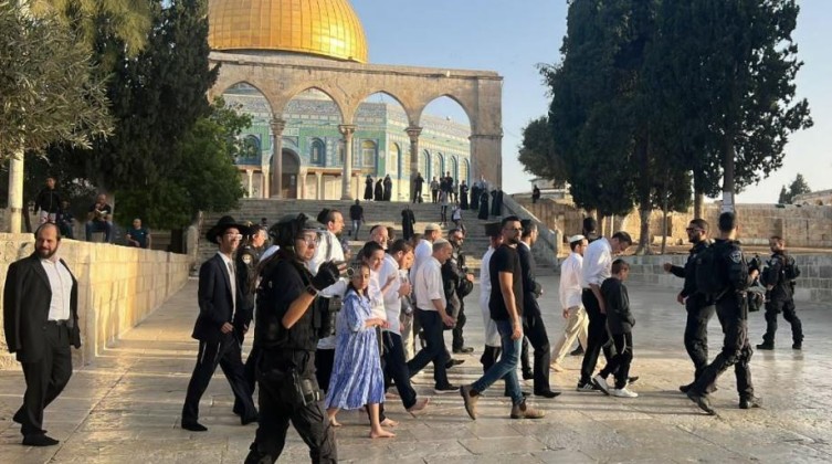مستوطنون يقتحمون "الأقصى" بحراسة مشددة من شرطة الاحتلال