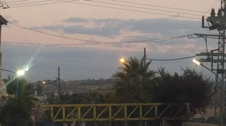 قوات الاحتلال تعتقل 3 مواطنين وتغلق عدة مداخل شمال الخليل