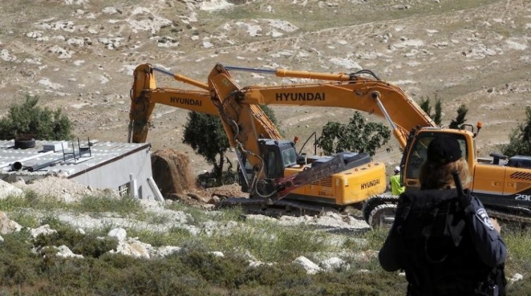 مستوطنون يجرفون أراض في مناطق مختلفة بالقدس