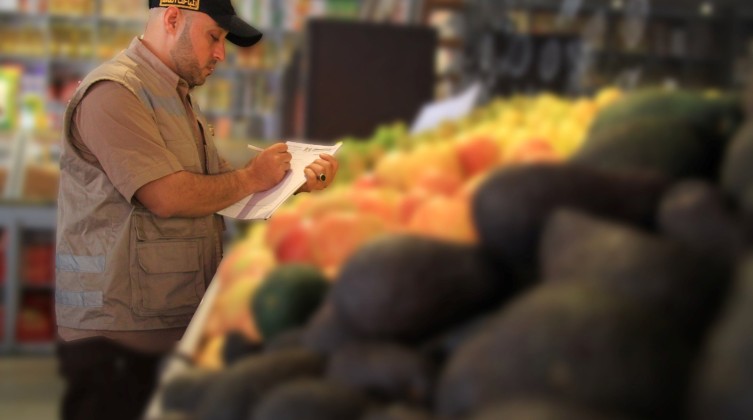 مباحث التموين تُتلف مواد غذائية فاسدة في محافظتي غزة ورفح