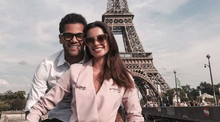 أول تعليق من زوجة اللاعب البرازيلي داني ألفيس بعد حبسها