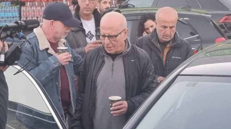 بالفيديو: الأسير كريم يونس يعانق الحرية بعد 40 عاما في سجون الاحتلال