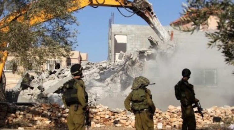 الاحتلال يشرع بأعمال هدم 14 منزلًا في القدس المحتلة