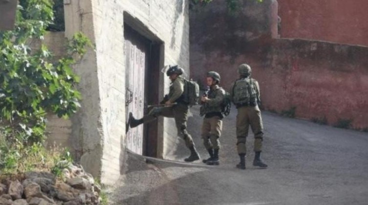 بالفيديو: 3 إصابات واعتقال آخر إثر اقتحام الاحتلال شرق طولكرم