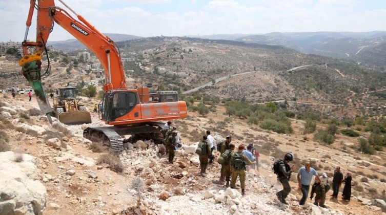 مستوطنون يجرفون أراضي جنوب نابلس