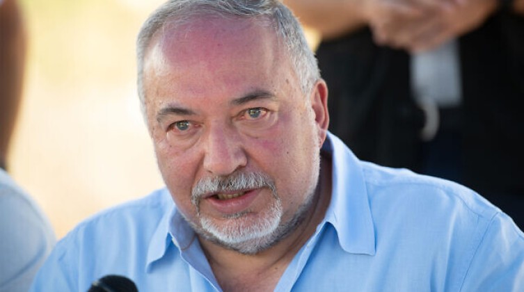 ليبرمان: يجب وقف تمرير الأموال القطرية لقطاع غزة